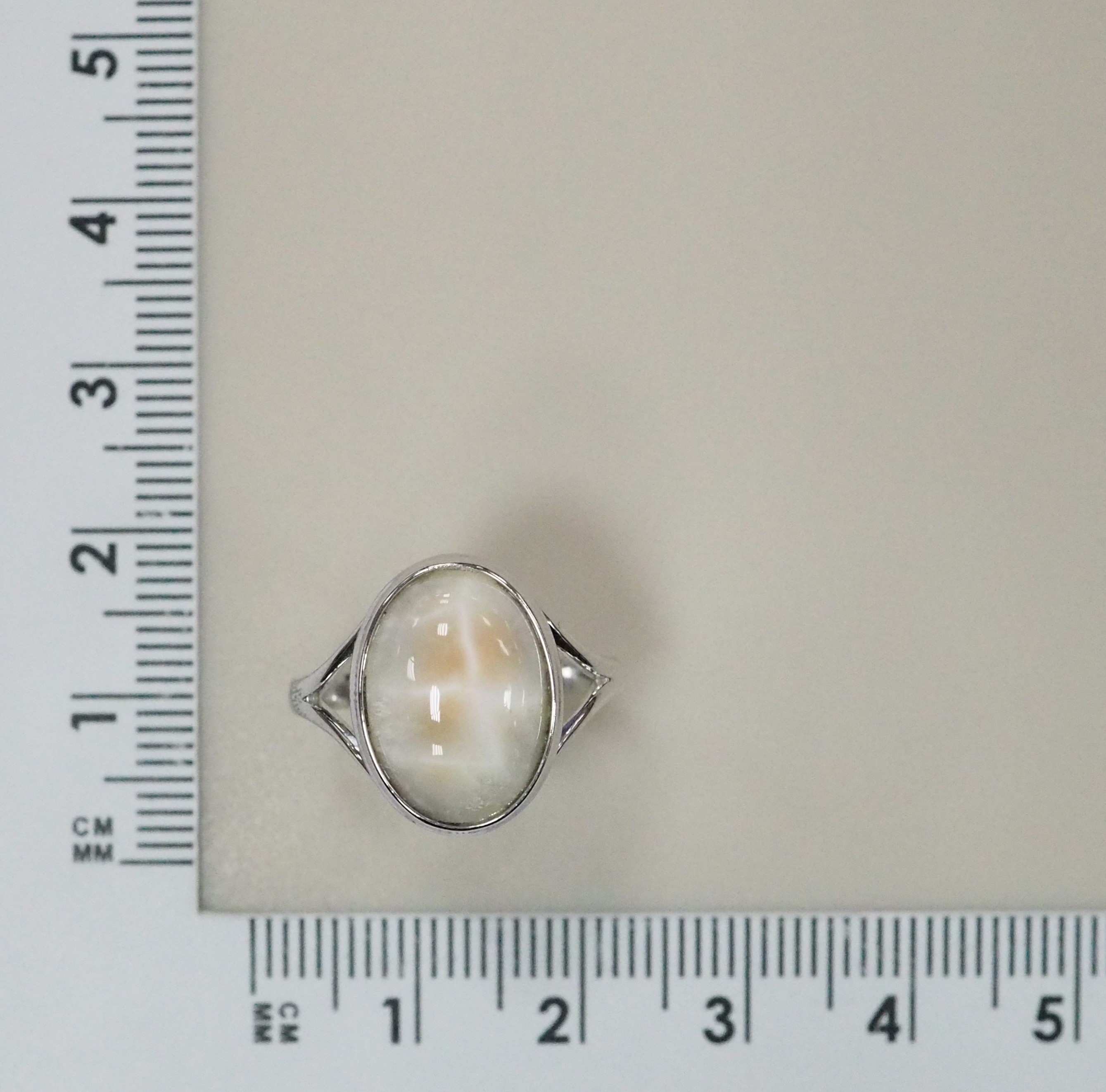 Серебряное кольцо с натролитом